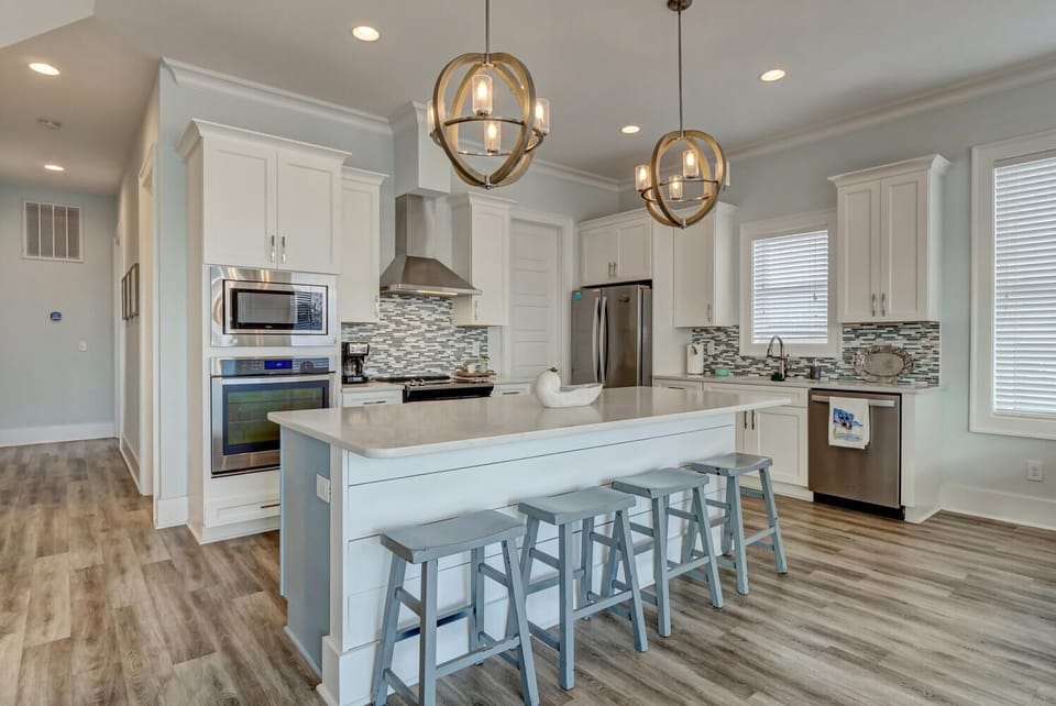 Center island with bar stools 
