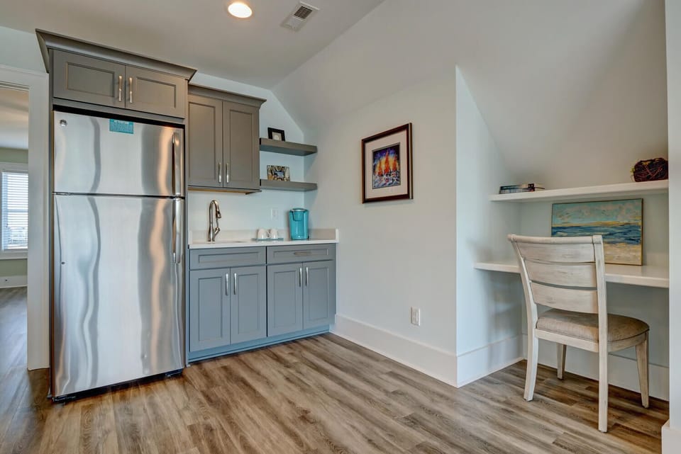 Upstairs kitchenette & desk 