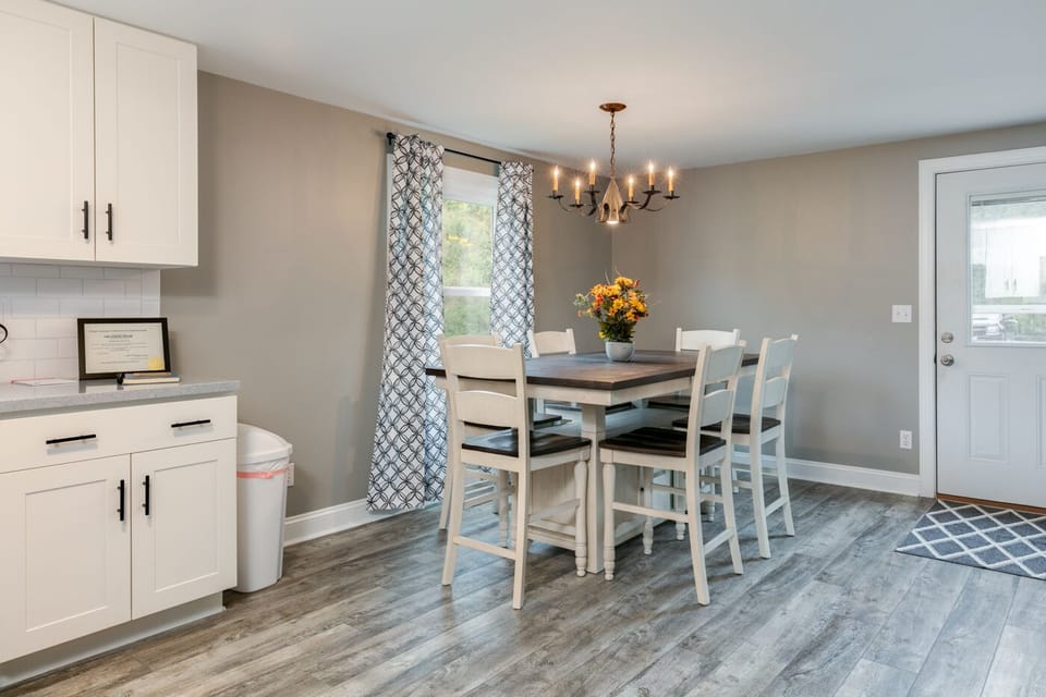 Spacious and airy, the perfect gathering area for meals or games!