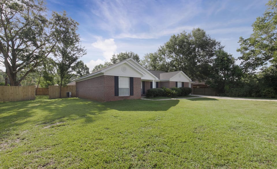 Front of house with entry to backyard