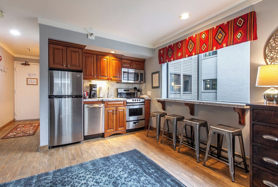 Kitchenette / Dining