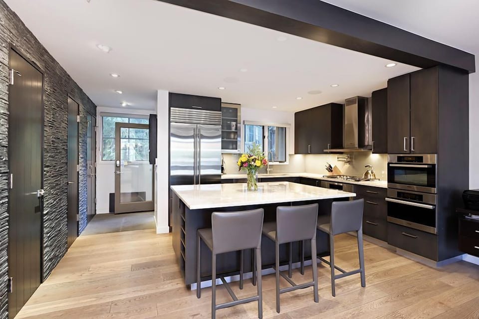 Kitchen with Breakfast Bar