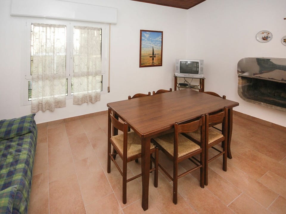 Table, Furniture, Property, Picture Frame, Wood, Interior Design, Flooring, Floor, Chair, Hall