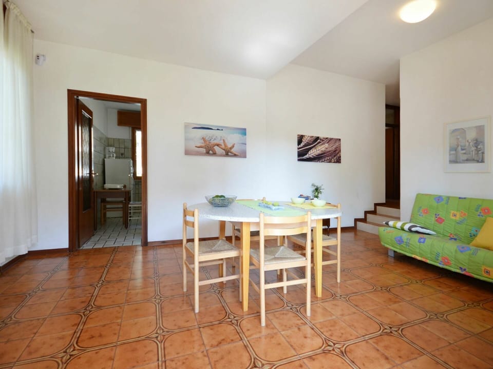 Table, Furniture, Picture Frame, Wood, Interior Design, Flooring, Floor, House, Paint, Building