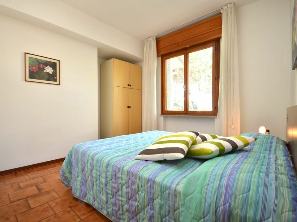 Building, Window, Comfort, Wood, Textile, Bed Frame, Shade, Floor, Flooring, Hardwood