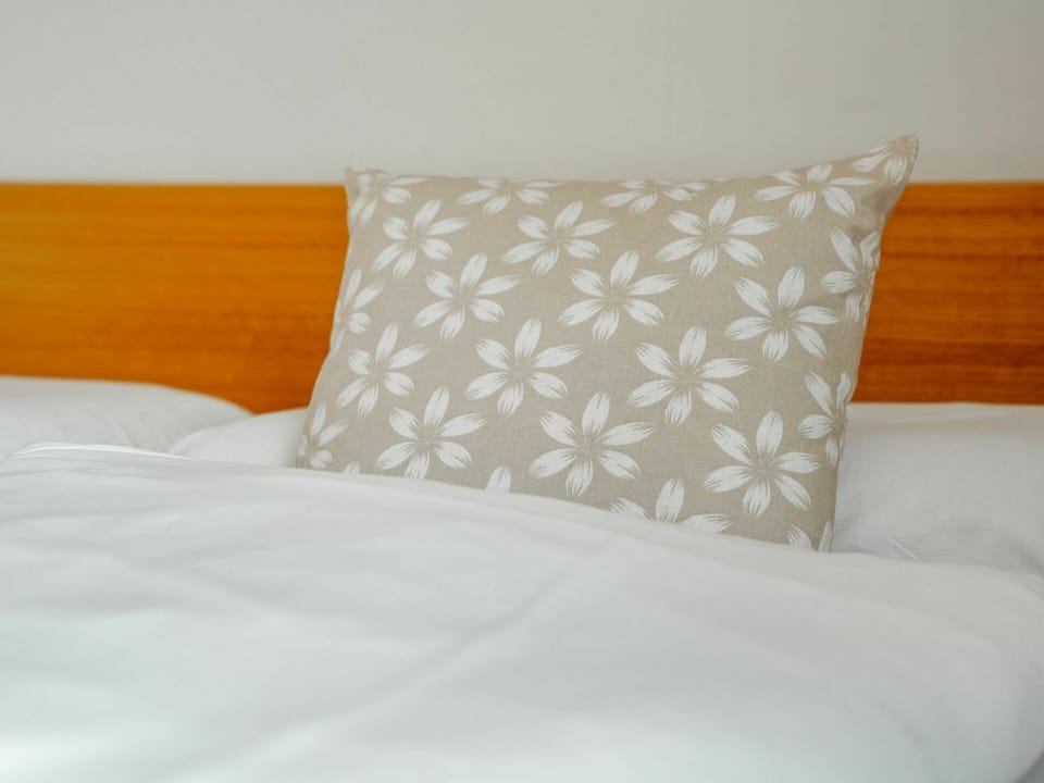 Furniture, Plant, Comfort, Rectangle, Pillow, Wood, Bed, Linens, Bedding, Pattern