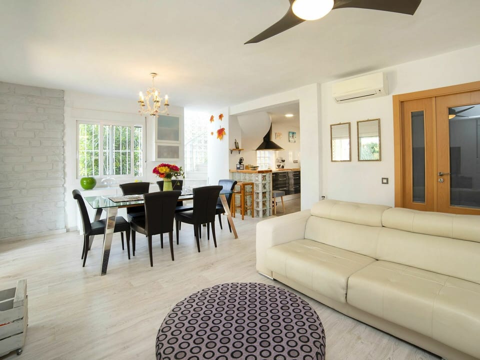 Table, Furniture, Property, Couch, Ceiling Fan, Lighting, Wood, Interior Design, Architecture, Flooring