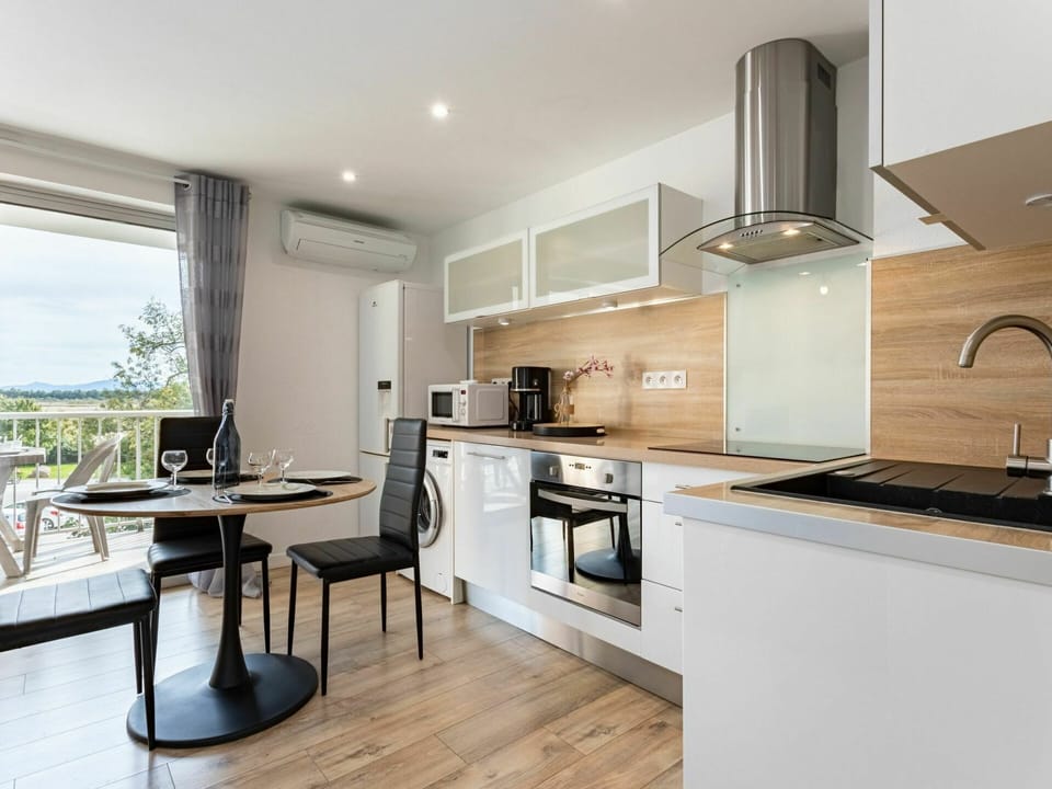Countertop, Cabinetry, Property, Kitchen Appliance, Kitchen, Kitchen Stove, Home Appliance, Building, Wood, Lighting
