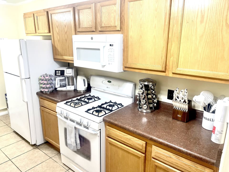 Fridge, Coffee & Tea Station, Gas Stove/Oven, Microwave/Exhaust Vent