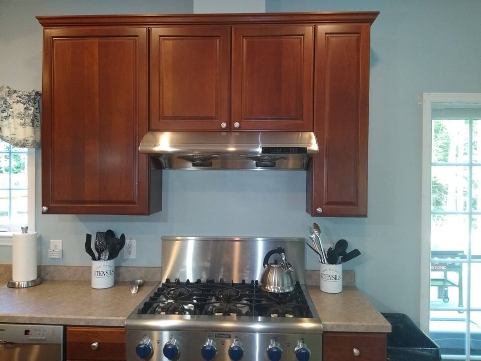 6-burner Thermador, gas stove. Double ovens too.  Great place to cook for crew.