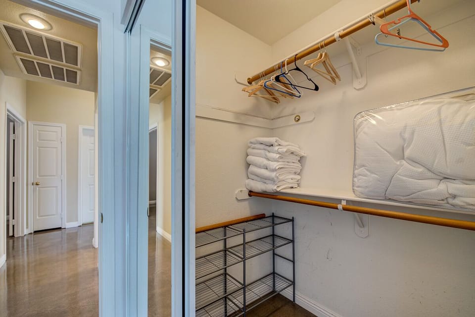 Master bedroom
walk-in Closet(s)