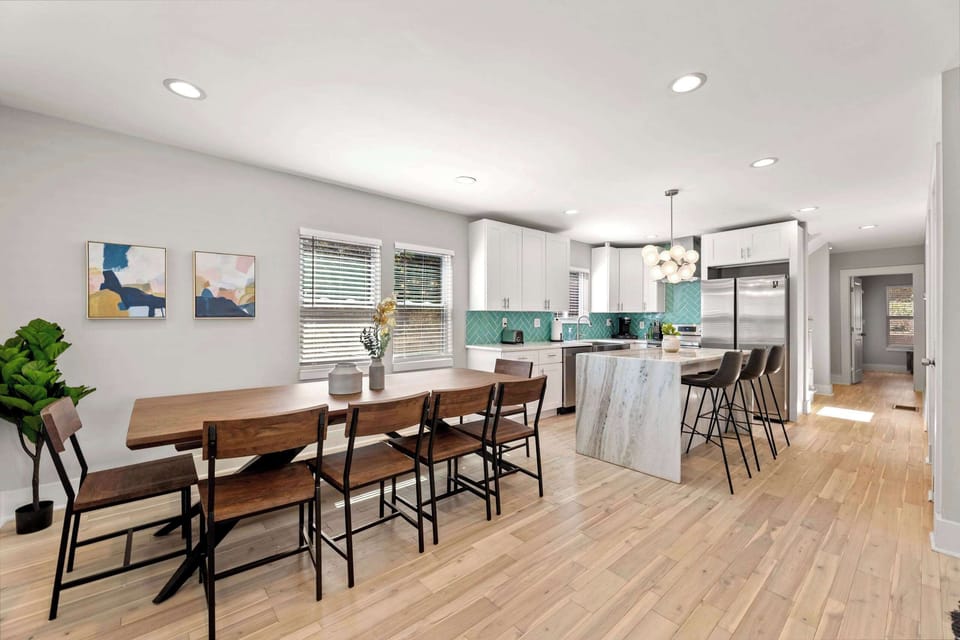 Dining room with seating 10
