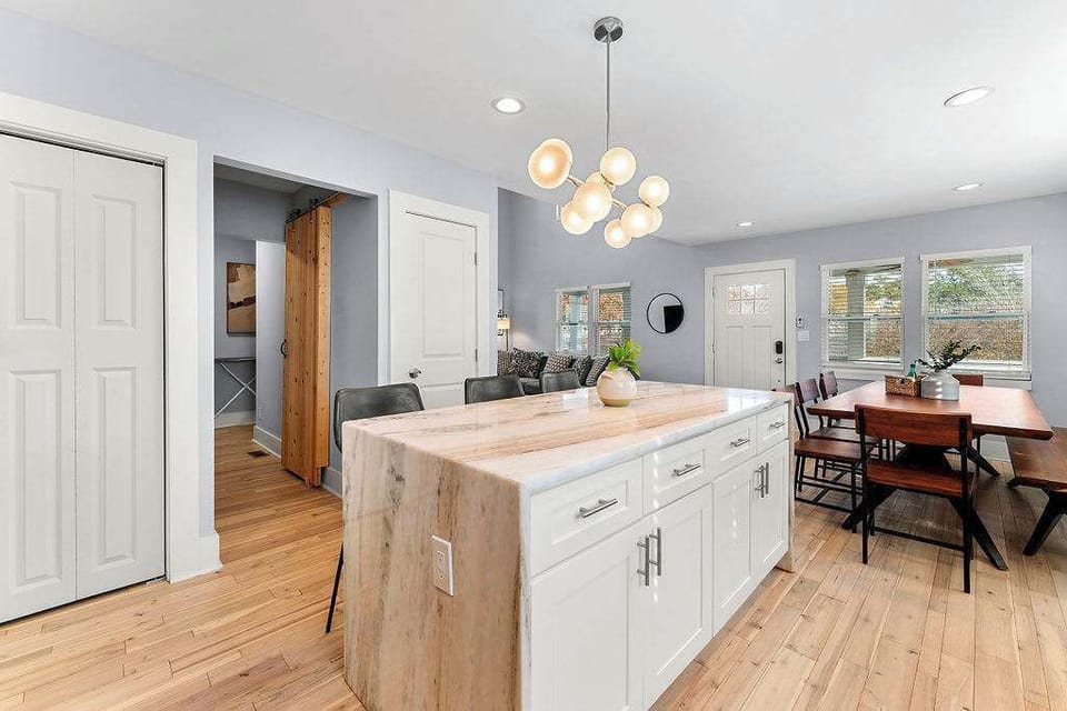 Eat-in Kitchen