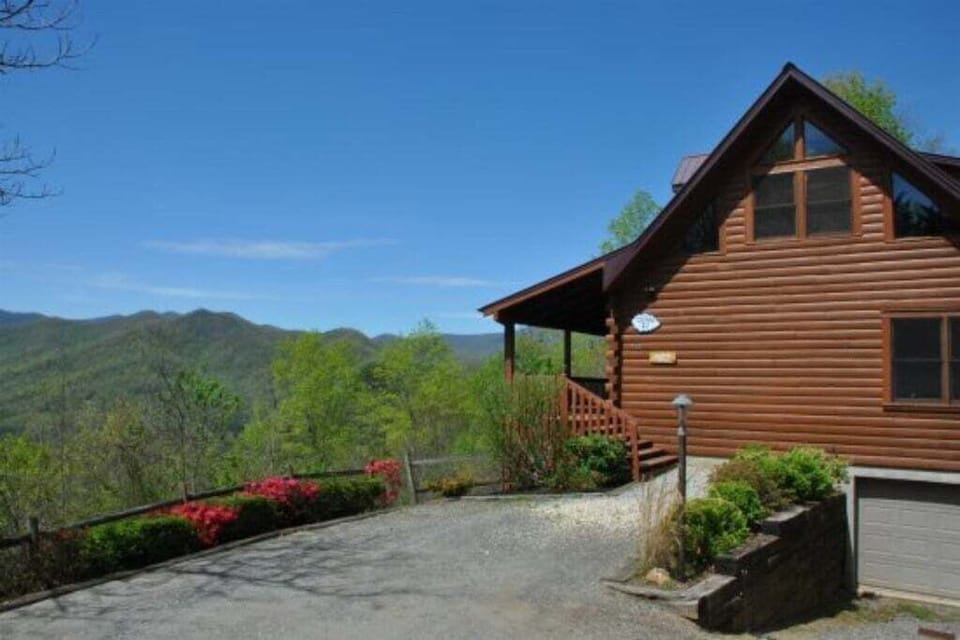Large Log Cabin Sleeps 8 Comfortably