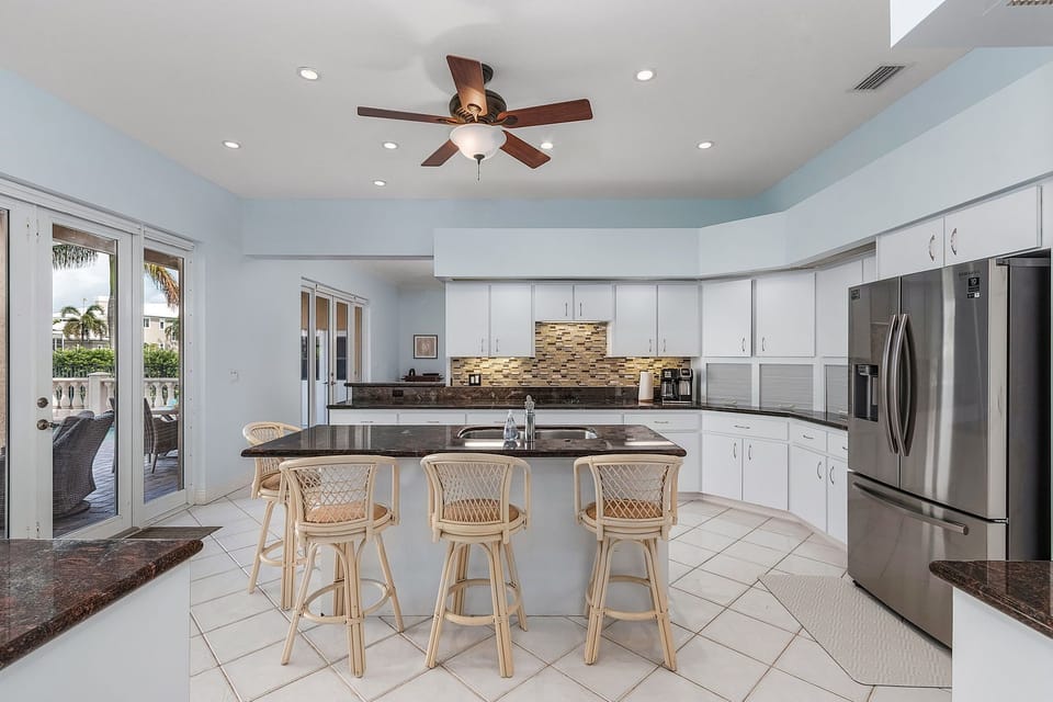 You can enjoy what’s going on in the kitchen or canal from the Breakfast Bar 