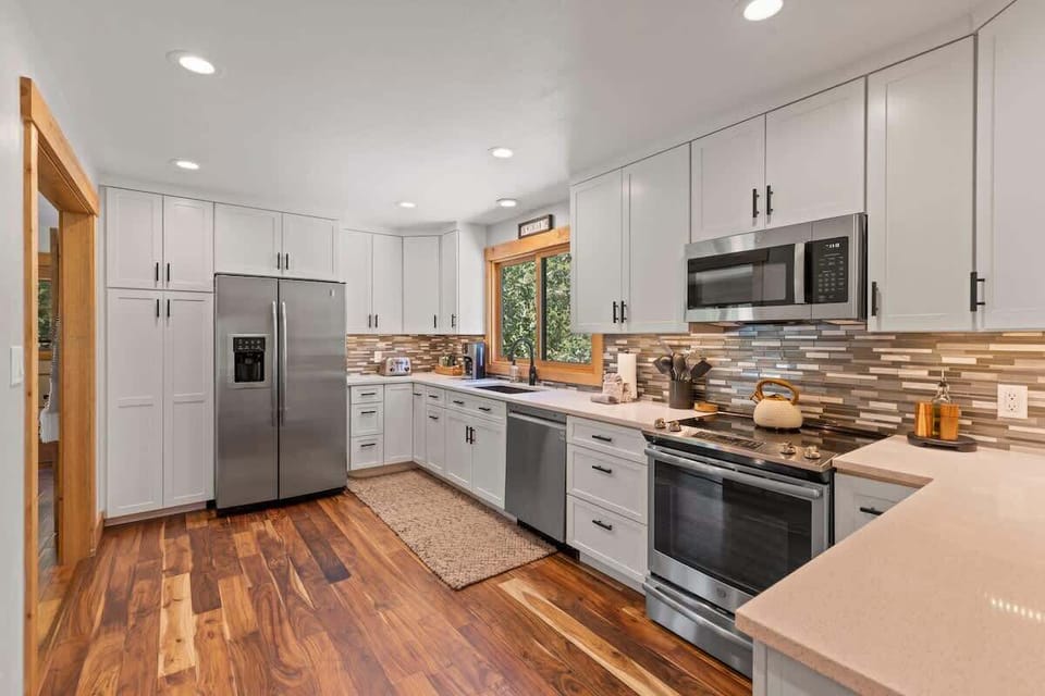 Fully stocked kitchen to prepare your favorite meals 