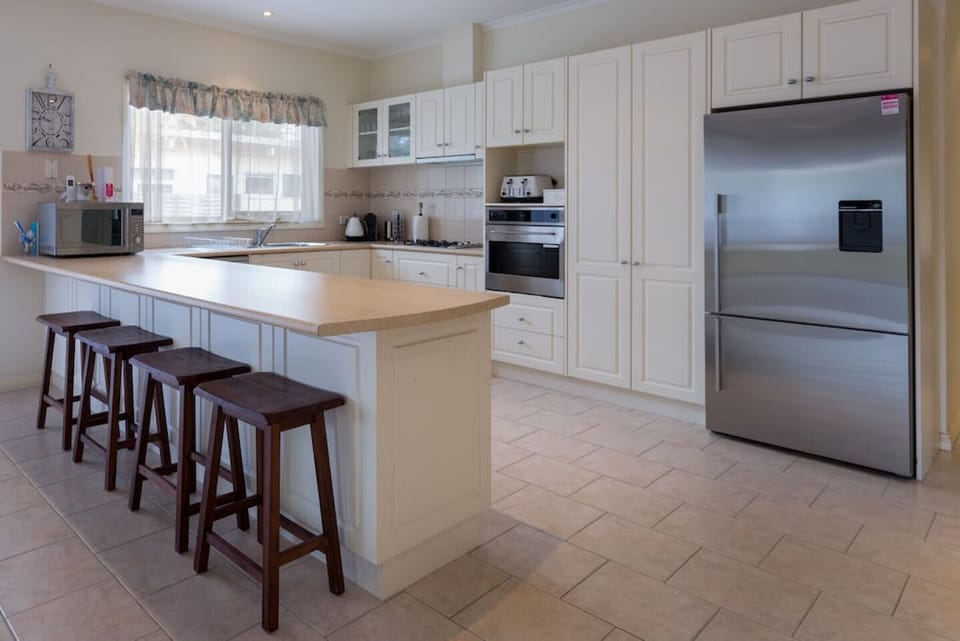 Equipped Kitchen with 4 High Chairs