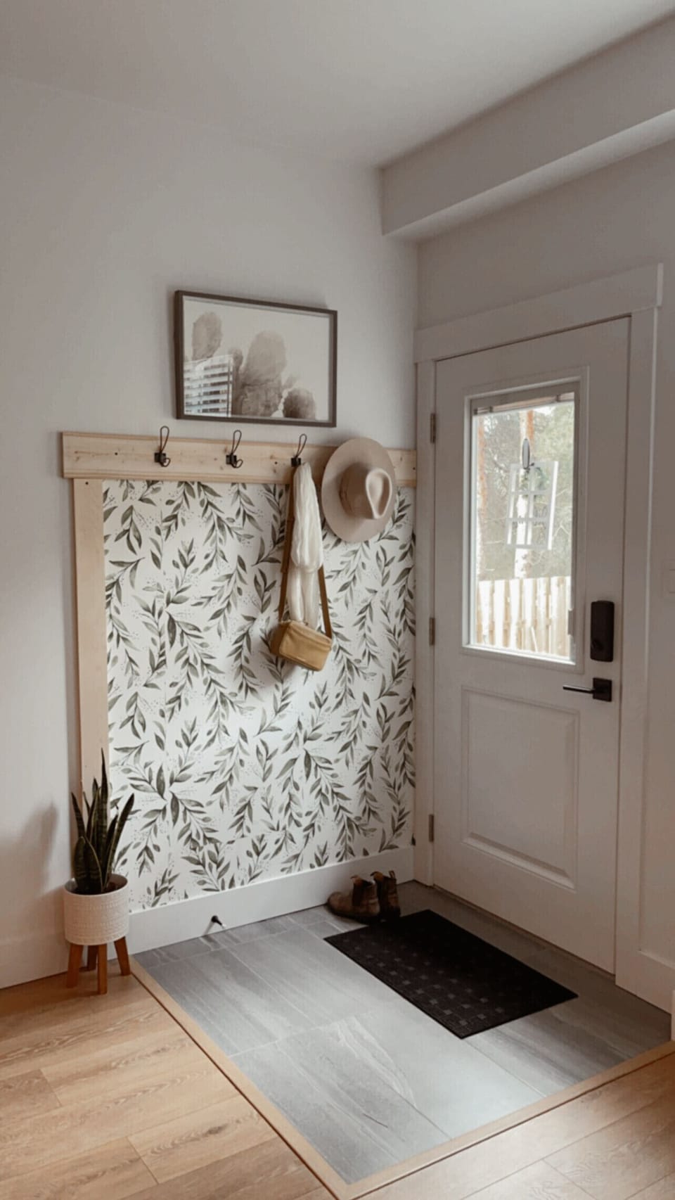 Welcoming entrance with hooks for jackets, purses and keys. Keyless entry 