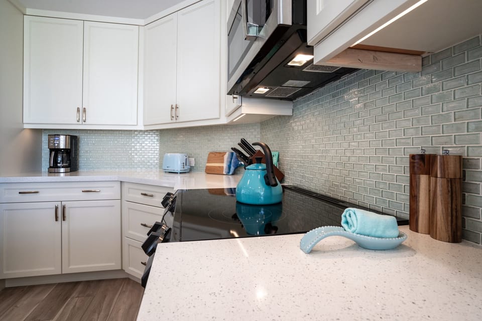 Enjoy cooking in the tastefully decorated kitchen