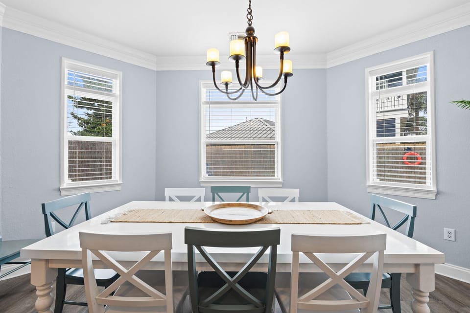 Table will seat 8 or 10 comfortably with the breakfast bar close by for extras.