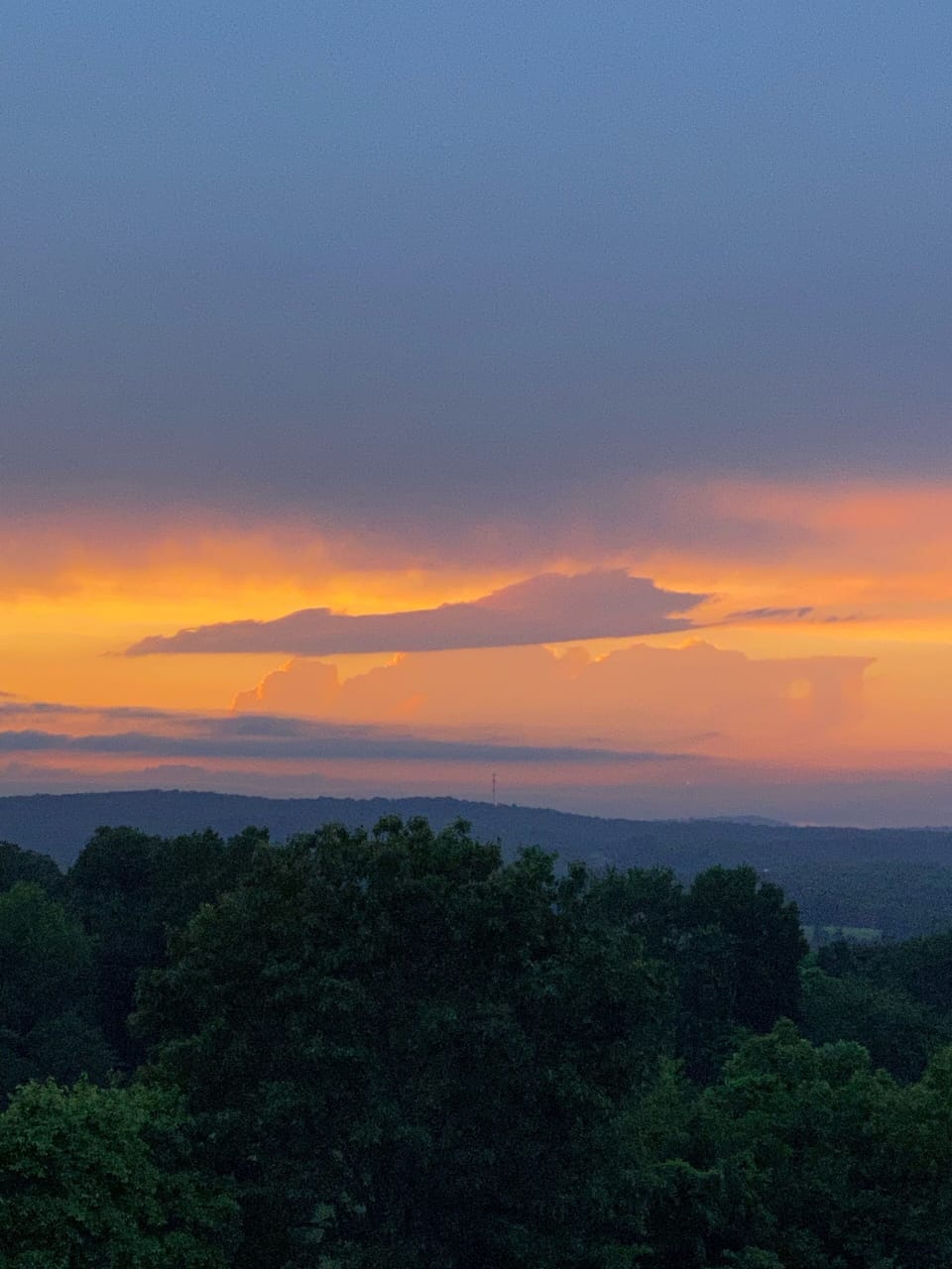 This cloud looks like a jet or something from StarWars.