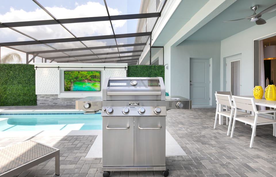 Enjoy your barbecue by the pool while watching your favorite TV shows and
games.