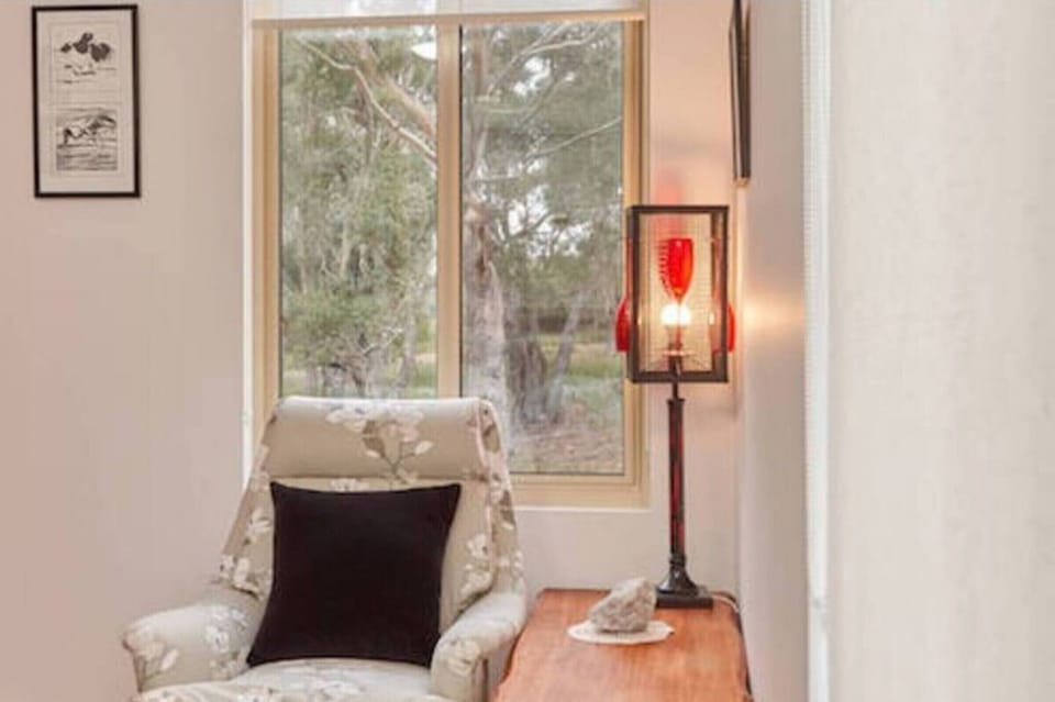 THE SMOKEY QUARTZ ROOM