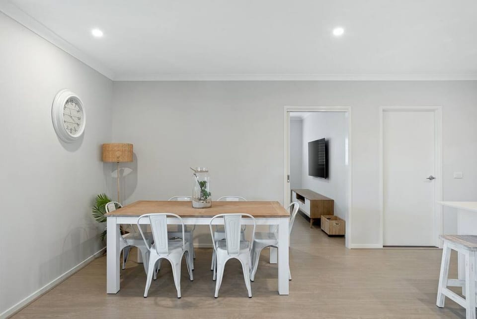 dining area with seats for 6 people