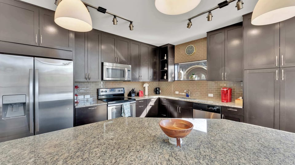 Kitchen: Sleek granite countertops and stylish finishes for your culinary adventures!