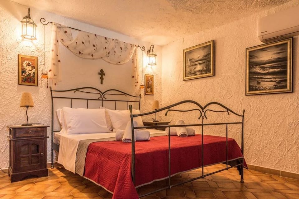 the ground floor bedroom 