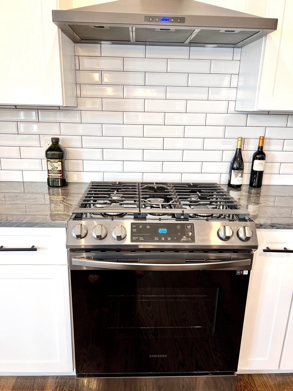 Kitchen: counter seating for 4, gas range and stove with air fryer, microwave