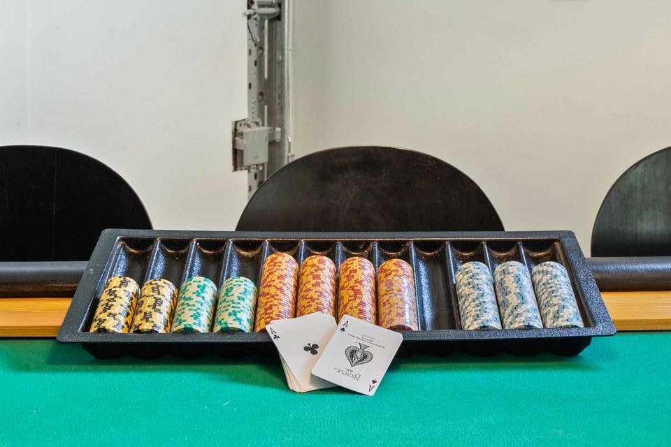 Poker table 