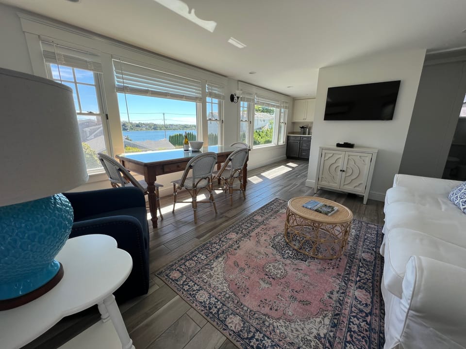 Cozy Carriage House overlooking Oyster Pond - stroll to Chatham Center