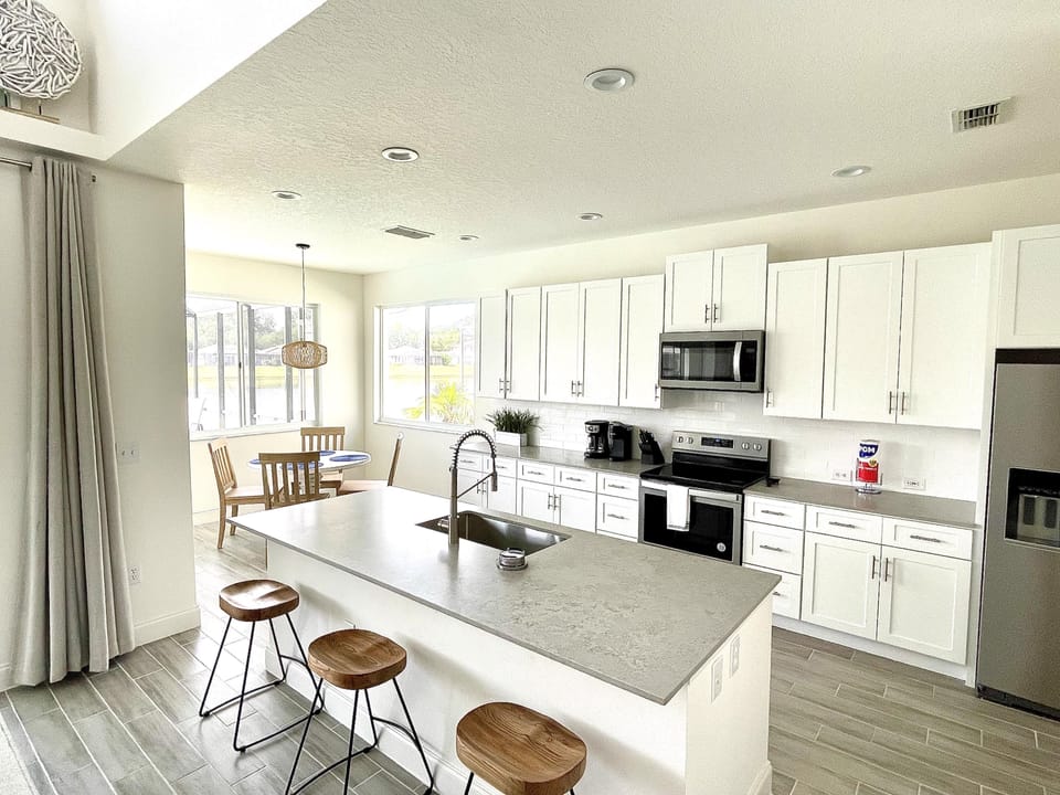 Huge Eat-In Cooks Kitchen 