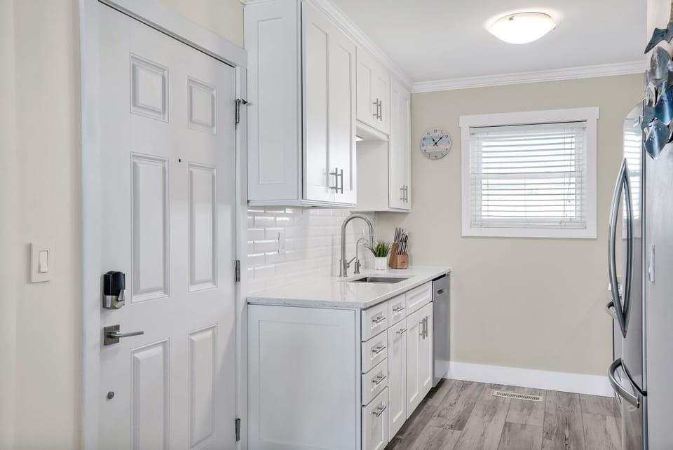 A central entrance makes putting groceries away a breeze!

