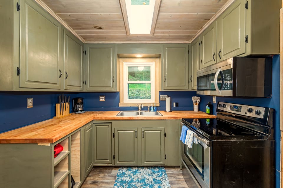A kitchen with everything you need for cooking a tasty meal!