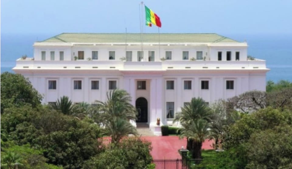 The apartment is few walks from the Presidential palace,
10 mns marche du palais