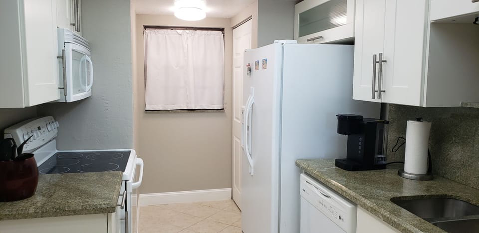 Full kitchen, granite countertops