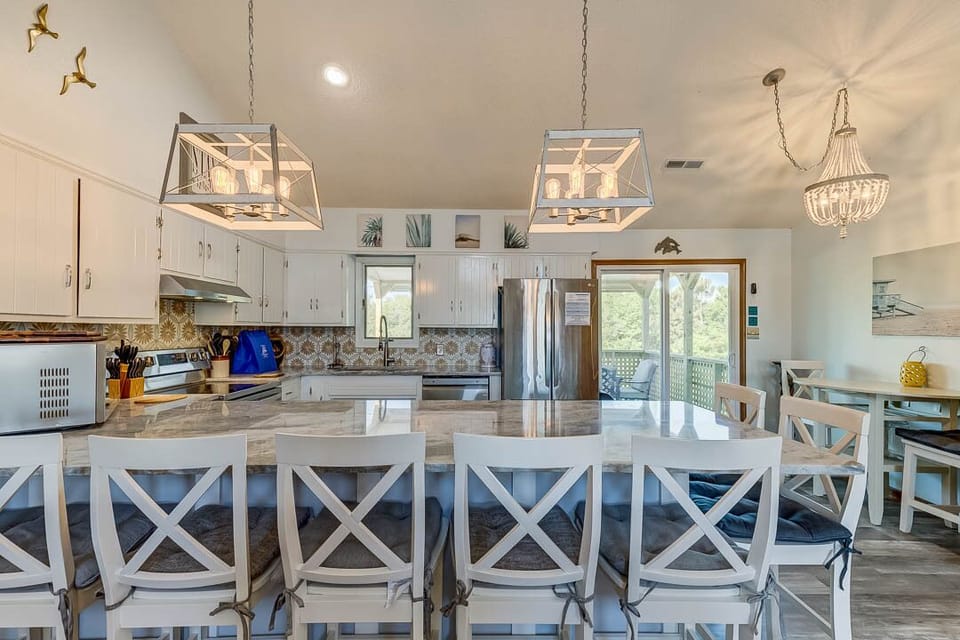 Top-Level Kitchen with Bar (seats 6)