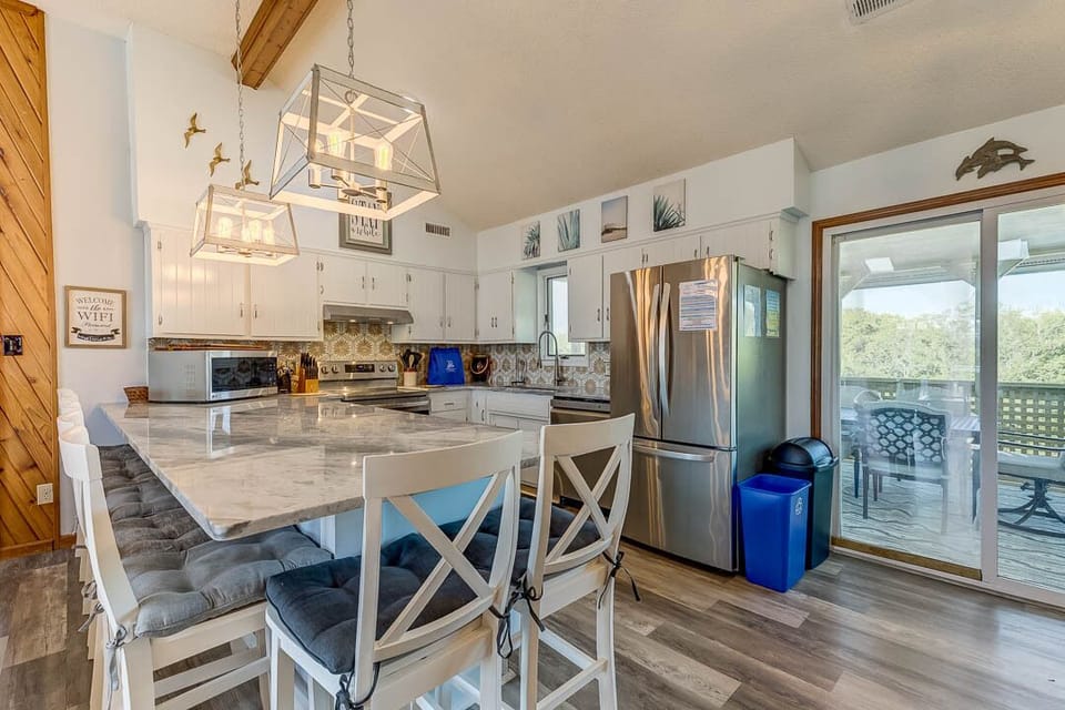 Top-Level Kitchen with Bar (seats 6)