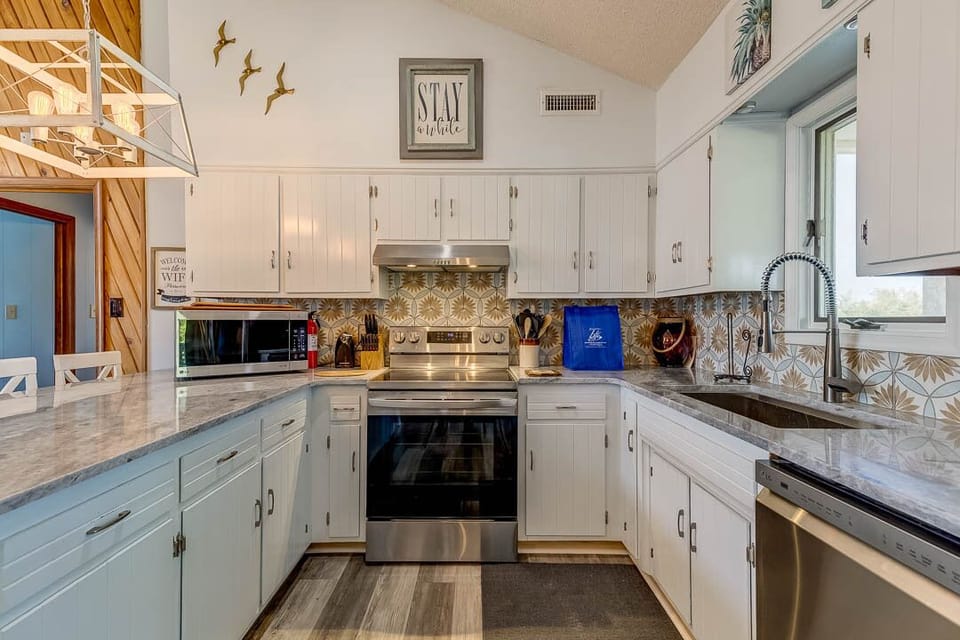 Top-Level Kitchen with Bar (seats 6)