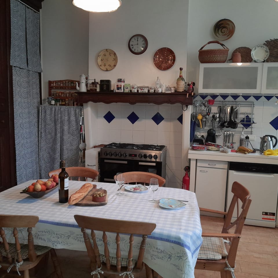 Expandable kitchen table