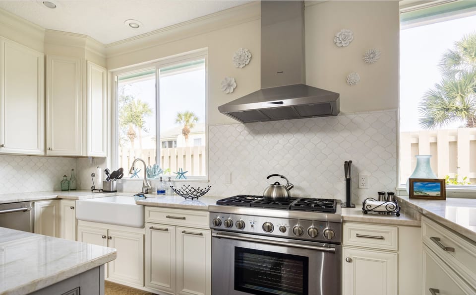 Beautiful fully equipped kitchen with gas stove.