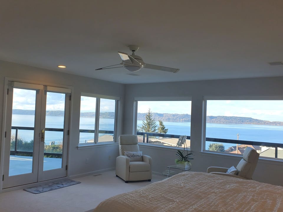 Master bedroom1. Great beach view!