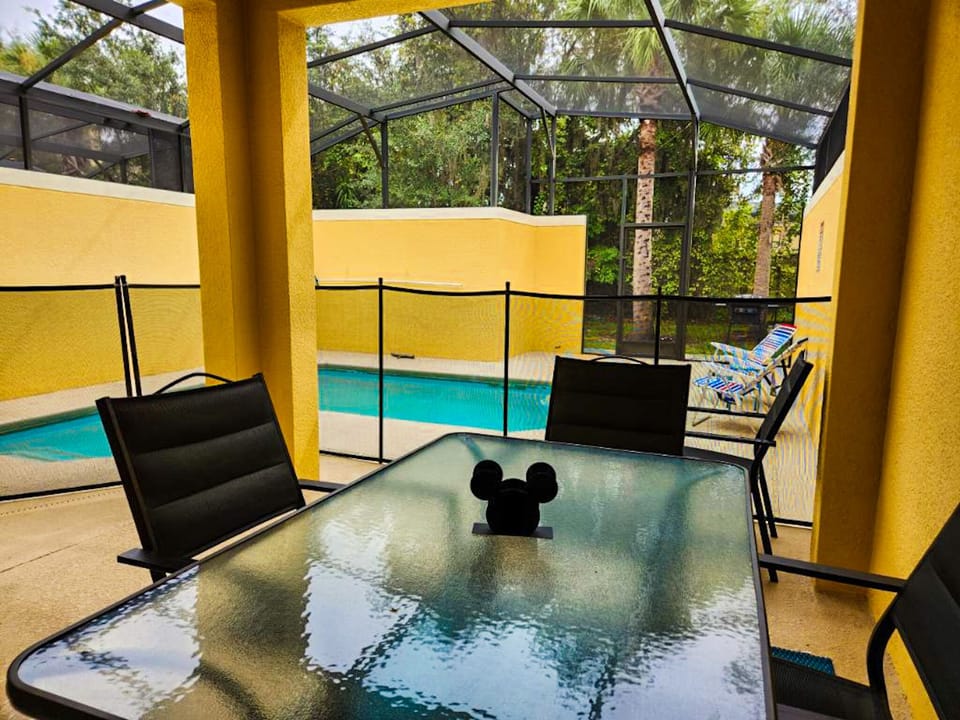 Private Lanai with Pool- no rear neighbors