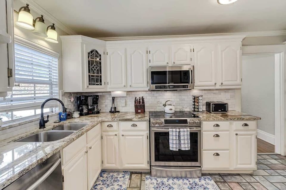 Discover a beautifully designed kitchen overlooking the courtyard. Fully stocked with spices, oils, and cookware, and equipped with a stove, oven, microwave, toaster, and coffee maker, it has everything you need to prepare a delicious family meal.