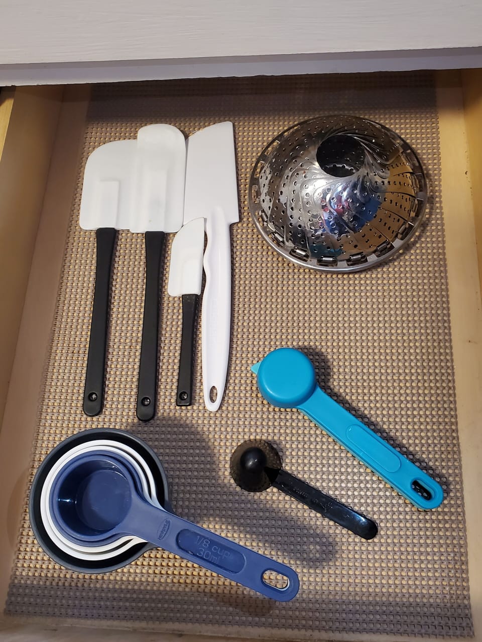 Spatulas and measuring cups
