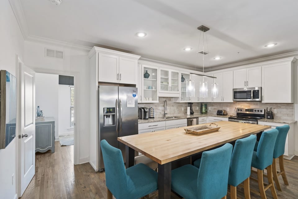 Large kitchen with plenty of room to entertain