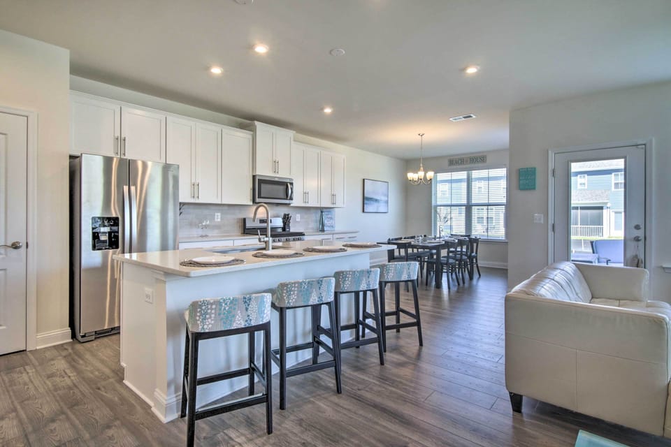 Kitchen | Fully Equipped w/ Cooking Essentials