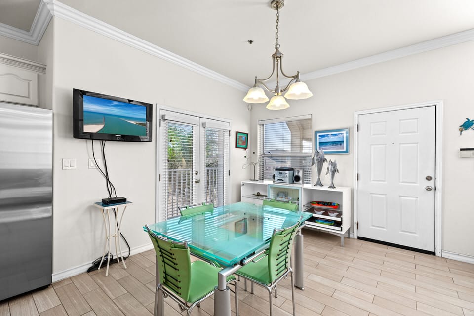 Dining Room/Balcony Accesss